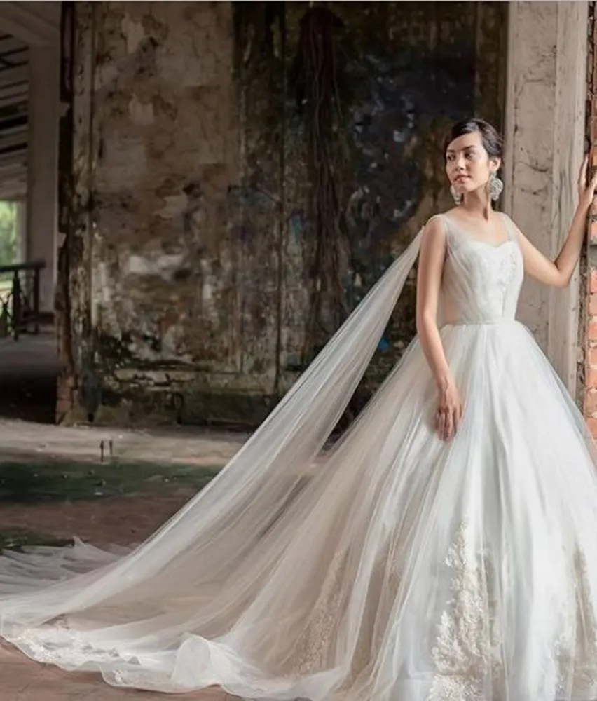 ---Princess wedding dress with sweetheart neckline and straps in long tulle chapel train made in satin, tulle and lace--