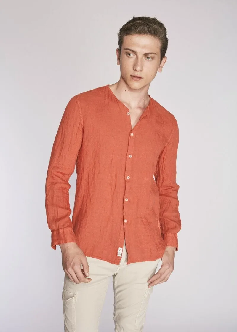 Camicia in lino con collo a taglio vivo