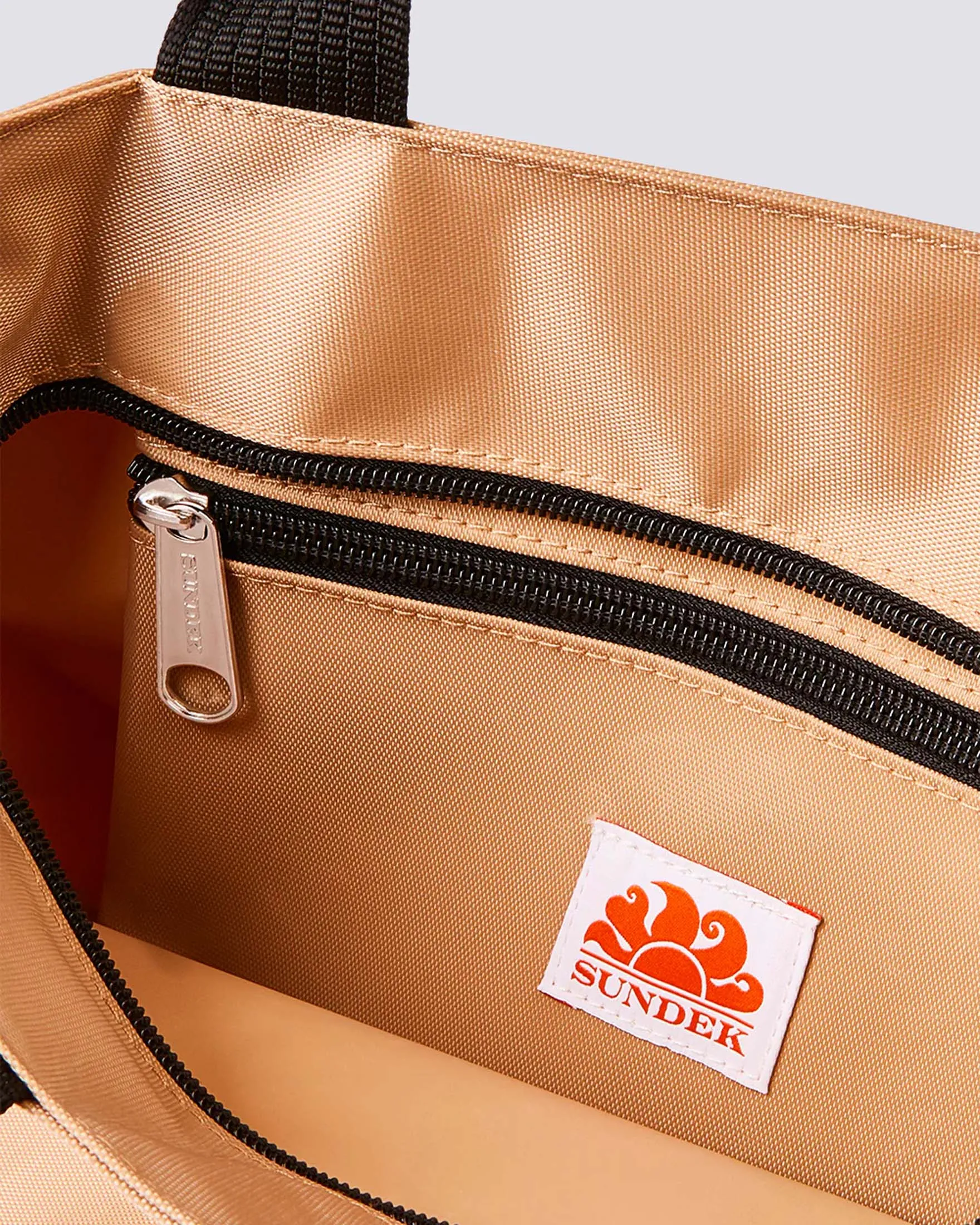 Tote bag piccola color cammello in tessuto tecnico impermeabile con patch logo e manici neri