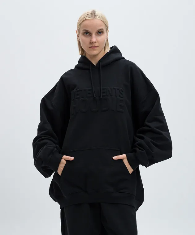 Vetements Felpa nera con cappuccio con logo testurizzato UA65HD370B